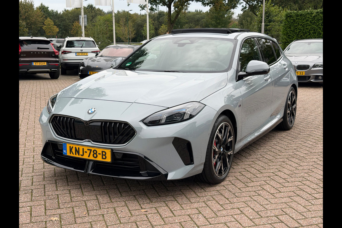 BMW 1-serie 120 M Sport Pro / Zeer compleet! / Panoramadak / 360Camera / Head-up / Harman Kardon / 19'' / Leer&Alcantara / Elektr. Stoelen / Stoel+Stuurverwarming Dodehoek / DAB / Cruise Control