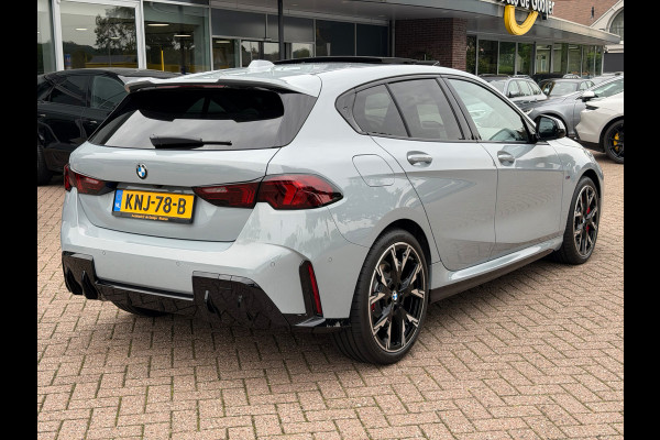 BMW 1-serie 120 M Sport Pro / Zeer compleet! / Panoramadak / 360Camera / Head-up / Harman Kardon / 19'' / Leer&Alcantara / Elektr. Stoelen / Stoel+Stuurverwarming Dodehoek / DAB / Cruise Control