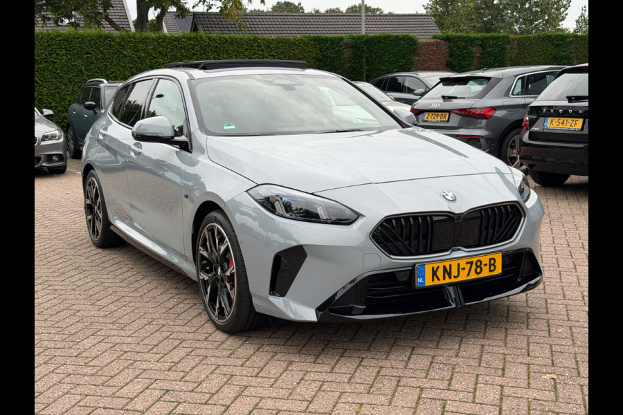 BMW 1-serie 120 M Sport Pro / Zeer compleet! / Panoramadak / 360Camera / Head-up / Harman Kardon / 19'' / Leer&Alcantara / Elektr. Stoelen / Stoel+Stuurverwarming Dodehoek / DAB / Cruise Control