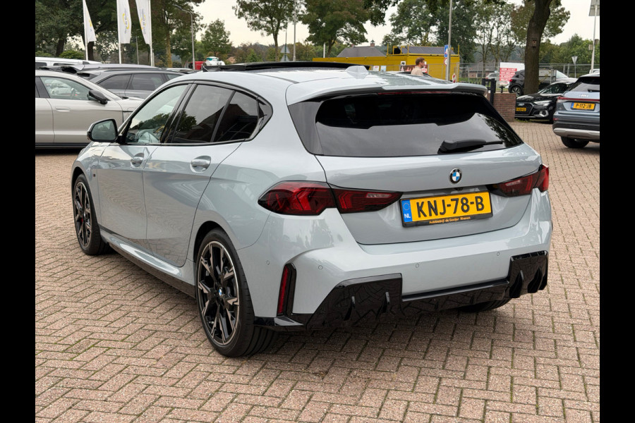 BMW 1-serie 120 M Sport Pro / Zeer compleet! / Panoramadak / 360Camera / Head-up / Harman Kardon / 19'' / Leer&Alcantara / Elektr. Stoelen / Stoel+Stuurverwarming Dodehoek / DAB / Cruise Control