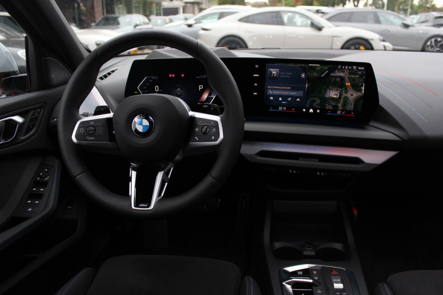 BMW 1-serie 120 M Sport Pro / Zeer compleet! / Panoramadak / 360Camera / Head-up / Harman Kardon / 19'' / Leer&Alcantara / Elektr. Stoelen / Stoel+Stuurverwarming Dodehoek / DAB / Cruise Control