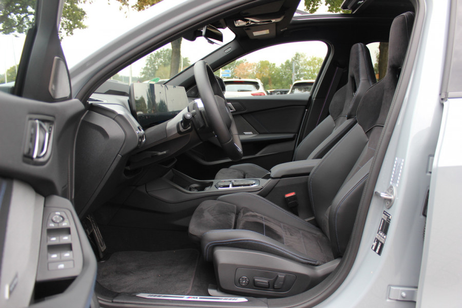 BMW 1-serie 120 M Sport Pro / Zeer compleet! / Panoramadak / 360Camera / Head-up / Harman Kardon / 19'' / Leer&Alcantara / Elektr. Stoelen / Stoel+Stuurverwarming Dodehoek / DAB / Cruise Control