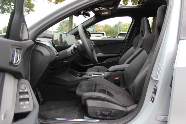 BMW 1-serie 120 M Sport Pro / Zeer compleet! / Panoramadak / 360Camera / Head-up / Harman Kardon / 19'' / Leer&Alcantara / Elektr. Stoelen / Stoel+Stuurverwarming Dodehoek / DAB / Cruise Control