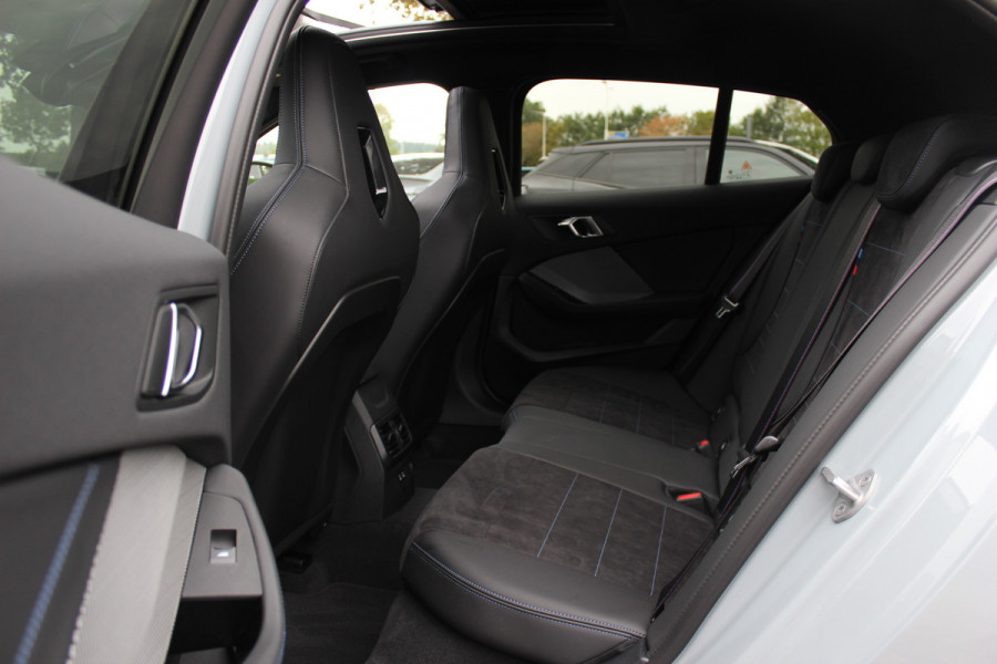 BMW 1-serie 120 M Sport Pro / Zeer compleet! / Panoramadak / 360Camera / Head-up / Harman Kardon / 19'' / Leer&Alcantara / Elektr. Stoelen / Stoel+Stuurverwarming Dodehoek / DAB / Cruise Control