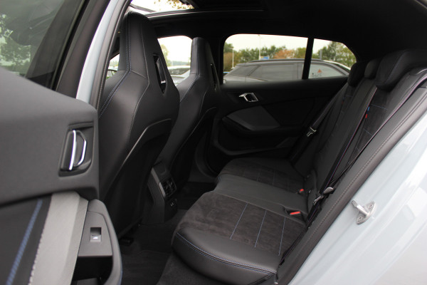 BMW 1-serie 120 M Sport Pro / Zeer compleet! / Panoramadak / 360Camera / Head-up / Harman Kardon / 19'' / Leer&Alcantara / Elektr. Stoelen / Stoel+Stuurverwarming Dodehoek / DAB / Cruise Control