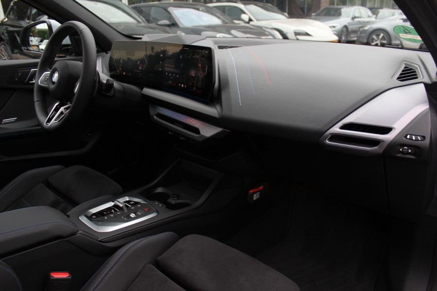 BMW 1-serie 120 M Sport Pro / Zeer compleet! / Panoramadak / 360Camera / Head-up / Harman Kardon / 19'' / Leer&Alcantara / Elektr. Stoelen / Stoel+Stuurverwarming Dodehoek / DAB / Cruise Control