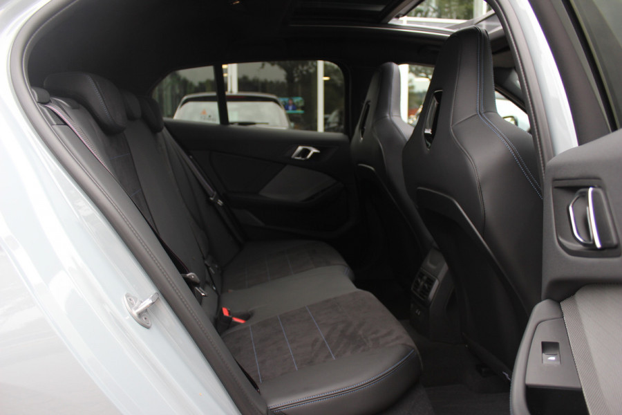 BMW 1-serie 120 M Sport Pro / Zeer compleet! / Panoramadak / 360Camera / Head-up / Harman Kardon / 19'' / Leer&Alcantara / Elektr. Stoelen / Stoel+Stuurverwarming Dodehoek / DAB / Cruise Control