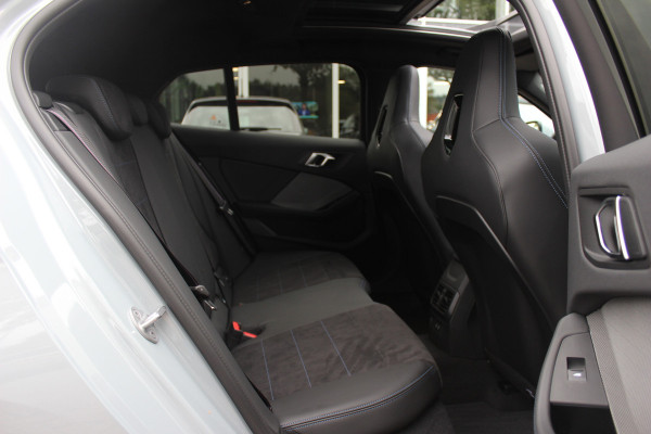 BMW 1-serie 120 M Sport Pro / Zeer compleet! / Panoramadak / 360Camera / Head-up / Harman Kardon / 19'' / Leer&Alcantara / Elektr. Stoelen / Stoel+Stuurverwarming Dodehoek / DAB / Cruise Control