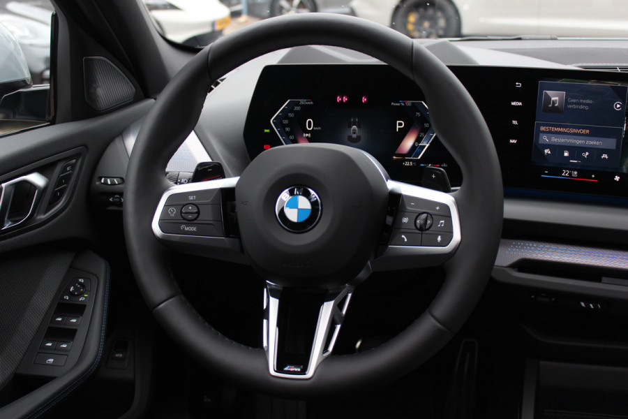 BMW 1-serie 120 M Sport Pro / Zeer compleet! / Panoramadak / 360Camera / Head-up / Harman Kardon / 19'' / Leer&Alcantara / Elektr. Stoelen / Stoel+Stuurverwarming Dodehoek / DAB / Cruise Control