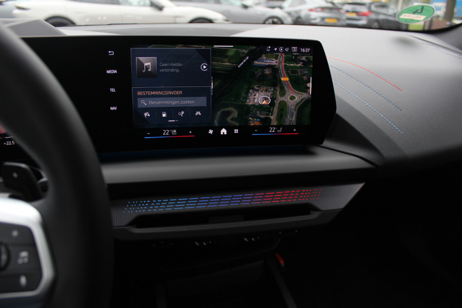 BMW 1-serie 120 M Sport Pro / Zeer compleet! / Panoramadak / 360Camera / Head-up / Harman Kardon / 19'' / Leer&Alcantara / Elektr. Stoelen / Stoel+Stuurverwarming Dodehoek / DAB / Cruise Control