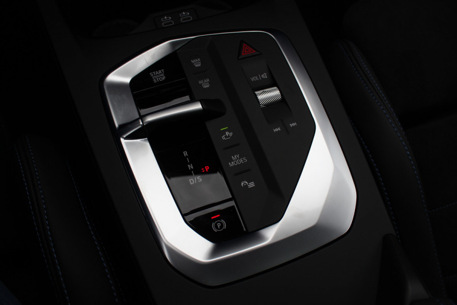 BMW 1-serie 120 M Sport Pro / Zeer compleet! / Panoramadak / 360Camera / Head-up / Harman Kardon / 19'' / Leer&Alcantara / Elektr. Stoelen / Stoel+Stuurverwarming Dodehoek / DAB / Cruise Control