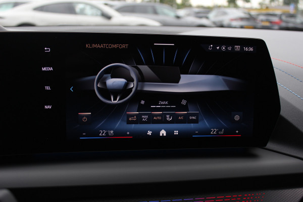 BMW 1-serie 120 M Sport Pro / Zeer compleet! / Panoramadak / 360Camera / Head-up / Harman Kardon / 19'' / Leer&Alcantara / Elektr. Stoelen / Stoel+Stuurverwarming Dodehoek / DAB / Cruise Control