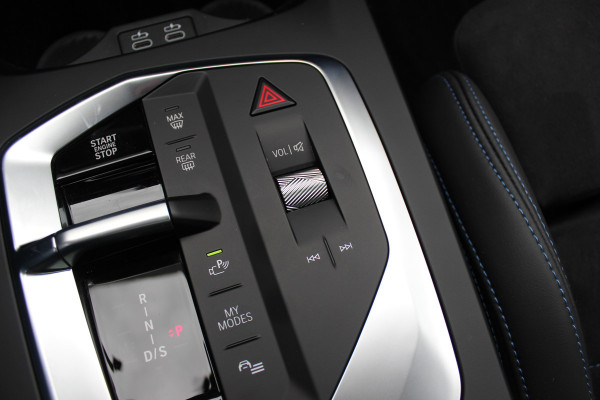 BMW 1-serie 120 M Sport Pro / Zeer compleet! / Panoramadak / 360Camera / Head-up / Harman Kardon / 19'' / Leer&Alcantara / Elektr. Stoelen / Stoel+Stuurverwarming Dodehoek / DAB / Cruise Control