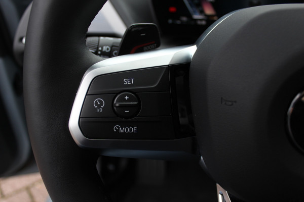 BMW 1-serie 120 M Sport Pro / Zeer compleet! / Panoramadak / 360Camera / Head-up / Harman Kardon / 19'' / Leer&Alcantara / Elektr. Stoelen / Stoel+Stuurverwarming Dodehoek / DAB / Cruise Control