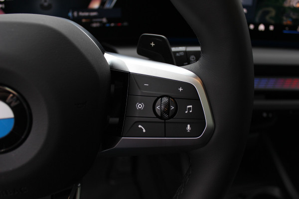 BMW 1-serie 120 M Sport Pro / Zeer compleet! / Panoramadak / 360Camera / Head-up / Harman Kardon / 19'' / Leer&Alcantara / Elektr. Stoelen / Stoel+Stuurverwarming Dodehoek / DAB / Cruise Control