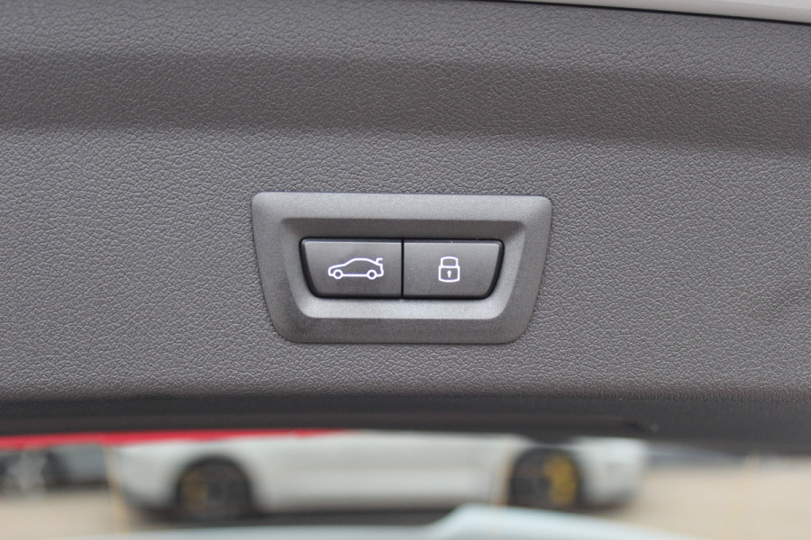 BMW 1-serie 120 M Sport Pro / Zeer compleet! / Panoramadak / 360Camera / Head-up / Harman Kardon / 19'' / Leer&Alcantara / Elektr. Stoelen / Stoel+Stuurverwarming Dodehoek / DAB / Cruise Control