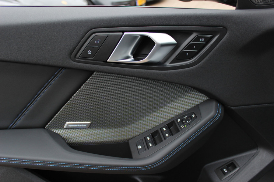 BMW 1-serie 120 M Sport Pro / Zeer compleet! / Panoramadak / 360Camera / Head-up / Harman Kardon / 19'' / Leer&Alcantara / Elektr. Stoelen / Stoel+Stuurverwarming Dodehoek / DAB / Cruise Control