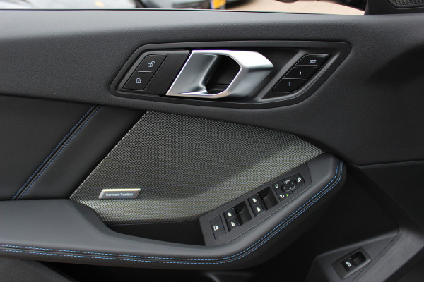 BMW 1-serie 120 M Sport Pro / Zeer compleet! / Panoramadak / 360Camera / Head-up / Harman Kardon / 19'' / Leer&Alcantara / Elektr. Stoelen / Stoel+Stuurverwarming Dodehoek / DAB / Cruise Control