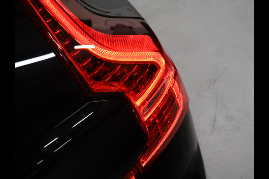 Volvo XC60 2.0 B4 Inscription [SCHUIFKANTELDAK, APPLECARPLAY, ANDROID, STOELVERWARMING, CRUISE CONTROL, STUURVERWARMING, HARMAN/KARDON AUDIO, MEMORY SEATS, HEAD UP DISPLAY, DIGITAL DASH, 360 CAMERA, ELEKTRISCHE ACHTERKLEP
