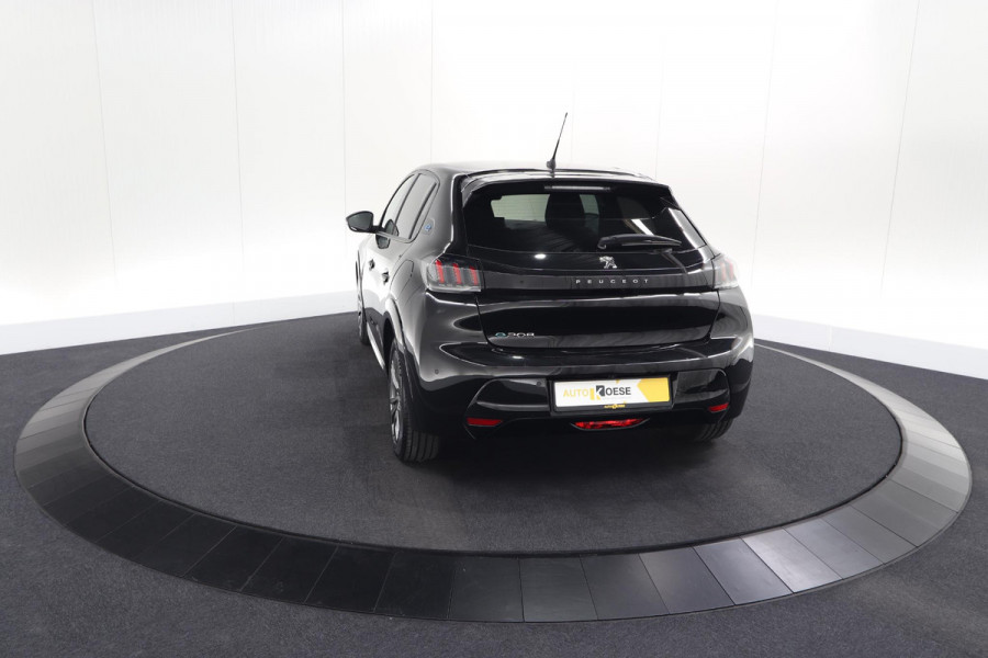 Peugeot e-208 EV Allure 50 kWh | 98,9% SOH | Camera | Navigatie | Parkeersensoren | Stoelverwarming