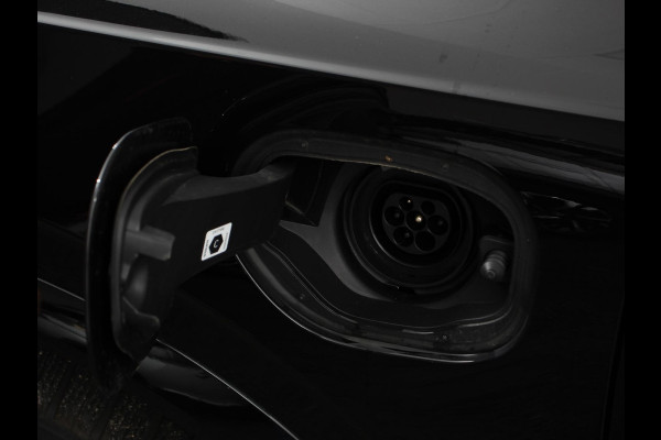 Volvo XC90 2.0 T8 Plug-in hybrid AWD Ultra Dark Panoramadak Navigatie Apple Carplay Android Auto 360 camera Parkeerhulp Adaptive Cruise Control Verwarmde en geventileerde voorstoelen Head-up-display Harman Kardon Premium Sound Memory stoelen met massagefunctie Climate Control Matrix-ledkoplampen