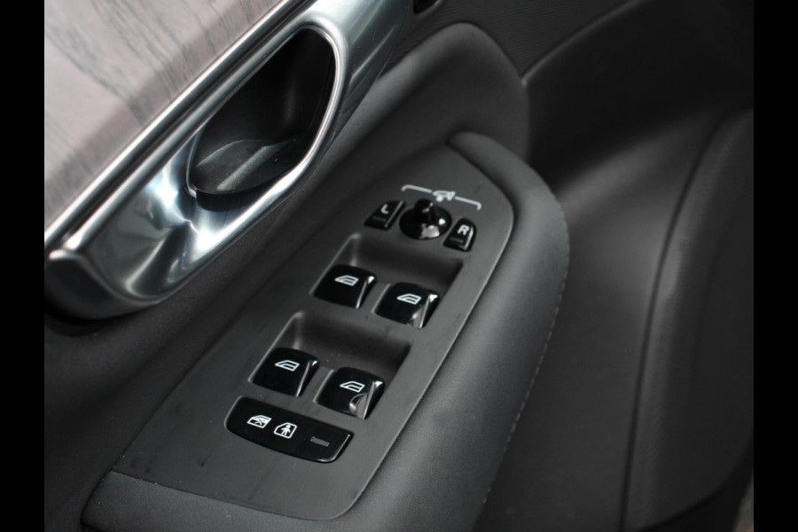 Volvo XC90 2.0 T8 Plug-in hybrid AWD Ultra Dark Panoramadak Navigatie Apple Carplay Android Auto 360 camera Parkeerhulp Adaptive Cruise Control Verwarmde en geventileerde voorstoelen Head-up-display Harman Kardon Premium Sound Memory stoelen met massagefunctie Climate Control Matrix-ledkoplampen