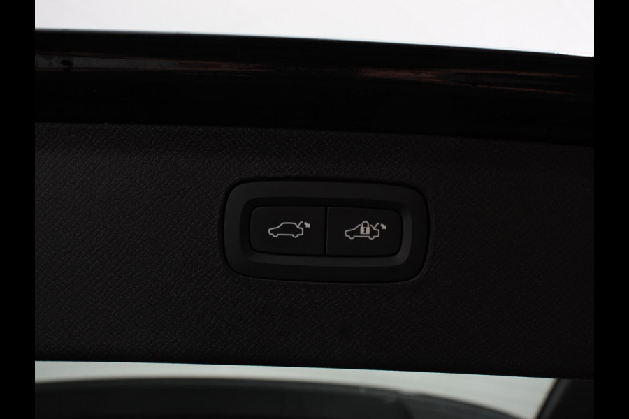 Volvo XC90 2.0 T8 Plug-in hybrid AWD Ultra Dark Panoramadak Navigatie Apple Carplay Android Auto 360 camera Parkeerhulp Adaptive Cruise Control Verwarmde en geventileerde voorstoelen Head-up-display Harman Kardon Premium Sound Memory stoelen met massagefunctie Climate Control Matrix-ledkoplampen
