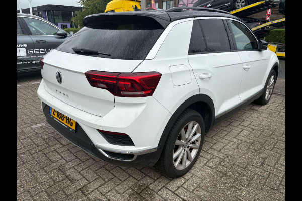 Volkswagen T-Roc 1.5 TSI Sport Business R 150pk | Trekhaak | Panoramadak | Stoelverwarming | Carplay | Cruise Control |