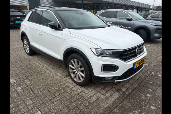 Volkswagen T-Roc 1.5 TSI Sport Business R 150pk | Trekhaak | Panoramadak | Stoelverwarming | Carplay | Cruise Control |
