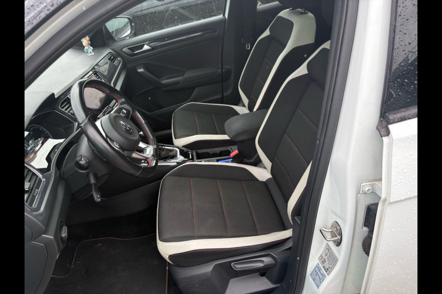 Volkswagen T-Roc 1.5 TSI Sport Business R 150pk | Trekhaak | Panoramadak | Stoelverwarming | Carplay | Cruise Control |