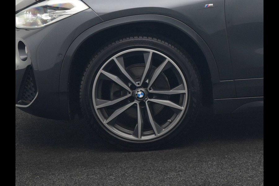 BMW X2 sDrive18i M Sport 140pk Dealer O.H. | Camera | Lederen Sportstoelen Verwarmd | Led Koplampen | Sfeerverlichting | Standkachel | Navigatie | DAB | 19''L.M. |