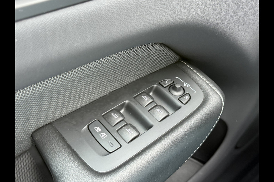 Volvo XC60 2.0 T6 Plug-in hybrid AWD Plus Dark | Trekhaak | Pano | Pilost Assist | Memory
