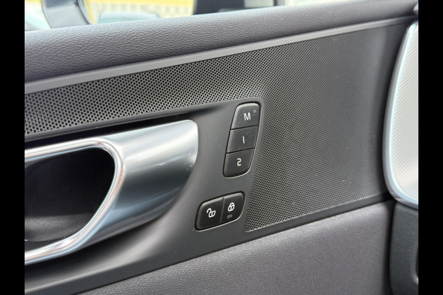 Volvo XC60 2.0 T6 Plug-in hybrid AWD Plus Dark | Trekhaak | Pano | Pilost Assist | Memory