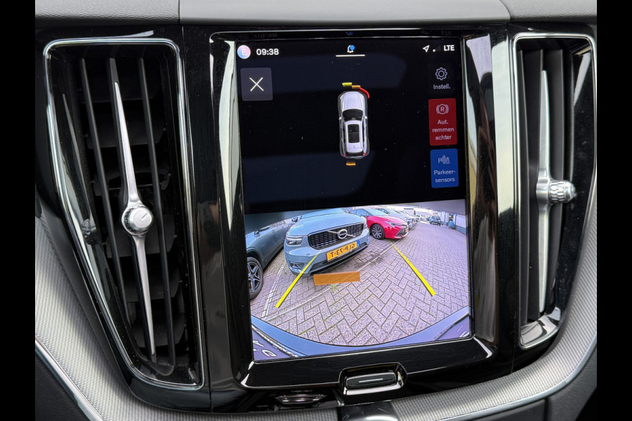 Volvo XC60 2.0 T6 Plug-in hybrid AWD Plus Dark | Trekhaak | Pano | Pilost Assist | Memory