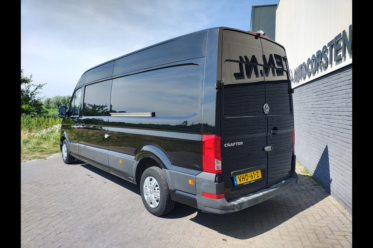 Volkswagen Crafter 35 2.0TDI 141PK AUT-6 L4 H3 2X Schuifdeur Camera Apple Carplay Android Auto Cruise Control Navi Airco Pdc Betonplex Vloer Lat om Lat Betimmering Wandbeplating Euro 6 Origineel Nederlandse Bus 3.000 kg trekvermogen!