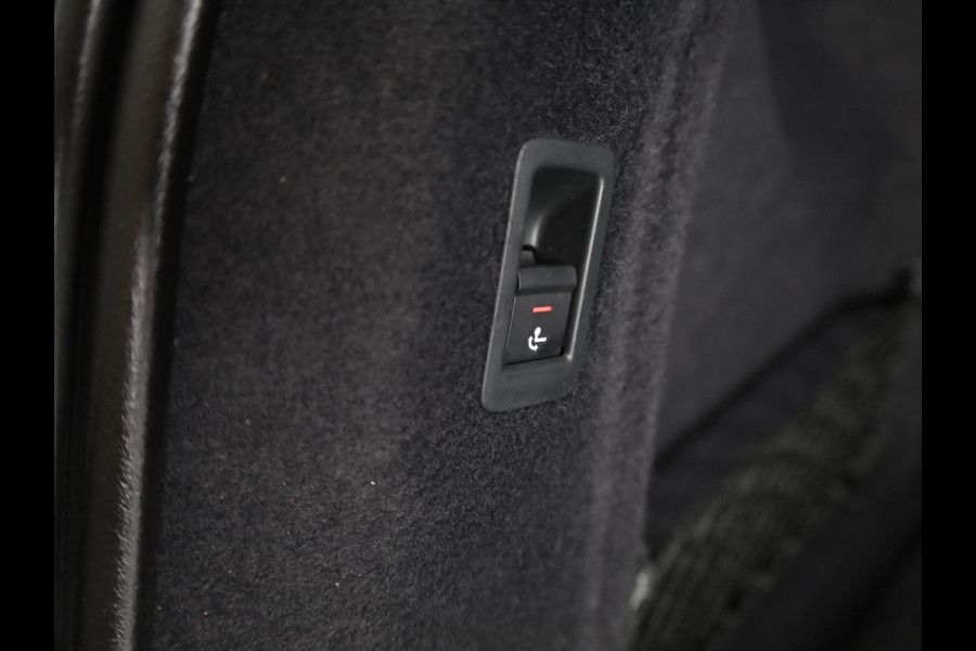 Audi A4 Avant 2.9 TFSI RS 4 quattro 450pk | Panoramadak | Adaptive cruise controle | Matrix | Trekhaak | Elektrisch verstelbare voorstoelen met geheugen | Stoelverwarming voor en achter