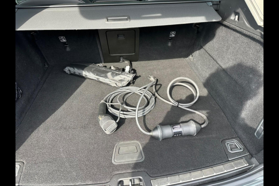 Volvo XC60 2.0 T8 AWD Plug-in hybrid Ultra Dark VAN: 62.900,- VOOR: 59.877,- UW HERFSTVOORDEEL: 3.023,- EURO | FABR. garantie t/m 02-2028 | MEGA VOL! | LUCHTVERING | STOEL VERKOELING|VENTILATIE | B&W AUDIO etc. |