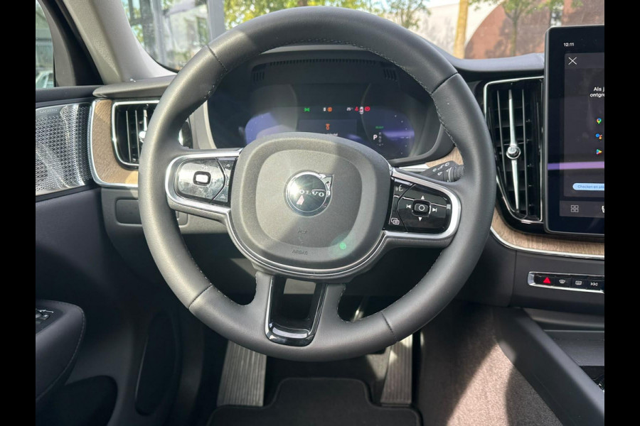 Volvo XC60 2.0 T8 AWD Plug-in hybrid Ultra Dark VAN: 62.900,- VOOR: 59.877,- UW HERFSTVOORDEEL: 3.023,- EURO | FABR. garantie t/m 02-2028 | MEGA VOL! | LUCHTVERING | STOEL VERKOELING|VENTILATIE | B&W AUDIO etc. |