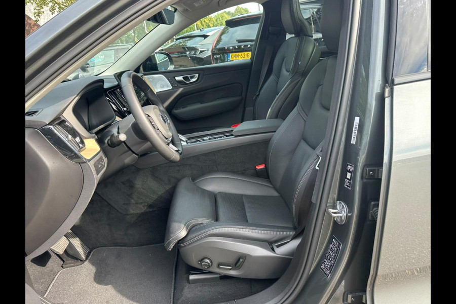 Volvo XC60 2.0 T8 AWD Plug-in hybrid Ultra Dark VAN: 62.900,- VOOR: 59.877,- UW HERFSTVOORDEEL: 3.023,- EURO | FABR. garantie t/m 02-2028 | MEGA VOL! | LUCHTVERING | STOEL VERKOELING|VENTILATIE | B&W AUDIO etc. |