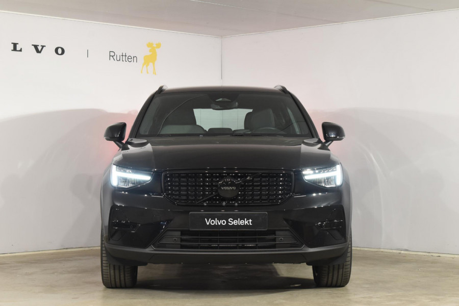 Volvo XC40 B3 177PK Automaat Plus Black Edition / Cruise control / Harman Kardon / 20'' velgen / Elektrisch verstelbare stoelen met geheugen / Stoel- en stuurverwarming