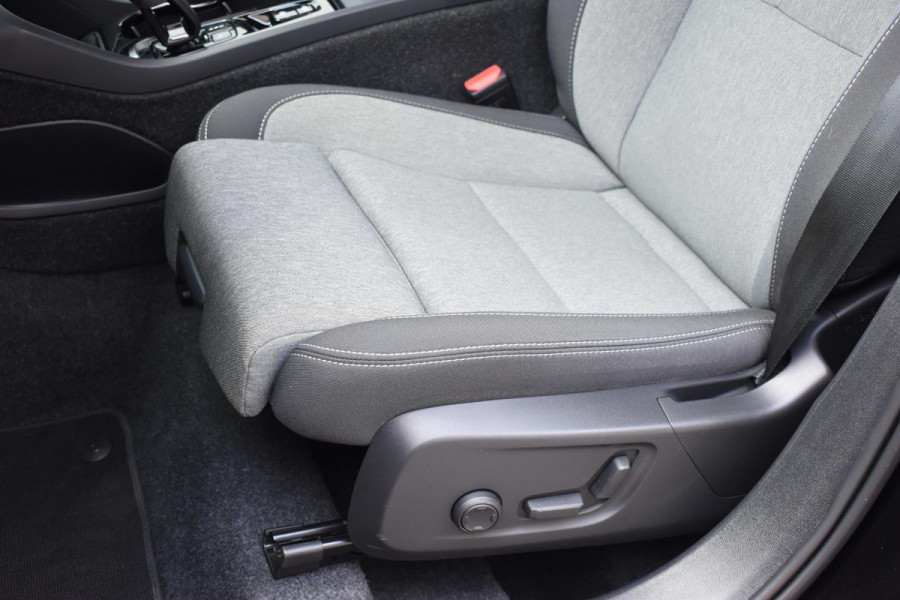 Volvo XC40 B3 177PK Automaat Plus Black Edition / Cruise control / Harman Kardon / 20'' velgen / Elektrisch verstelbare stoelen met geheugen / Stoel- en stuurverwarming