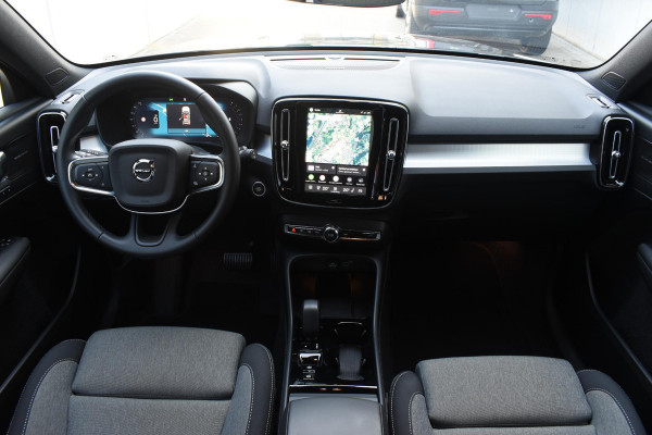 Volvo XC40 B3 177PK Automaat Plus Black Edition / Cruise control / Harman Kardon / 20'' velgen / Elektrisch verstelbare stoelen met geheugen / Stoel- en stuurverwarming
