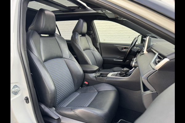 Toyota RAV4 2.5 Hybrid AWD Bi-Tone Trekhaak Leder Panorama JBL Verwarmde voorruit en stuur