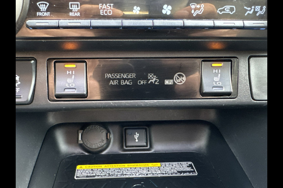 Toyota RAV4 2.5 Hybrid AWD Bi-Tone Trekhaak Leder Panorama JBL Verwarmde voorruit en stuur