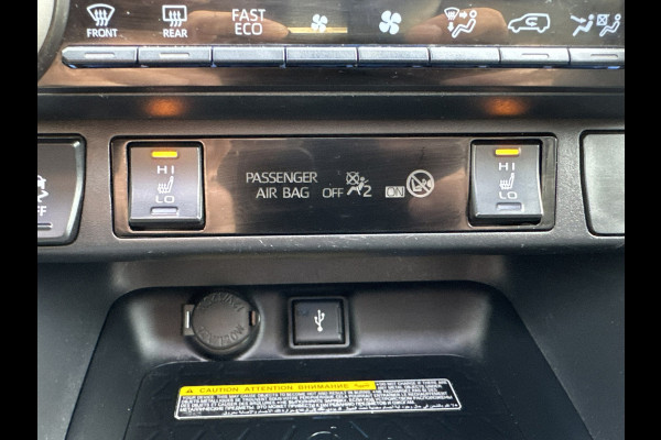 Toyota RAV4 2.5 Hybrid AWD Bi-Tone Trekhaak Leder Panorama JBL Verwarmde voorruit en stuur
