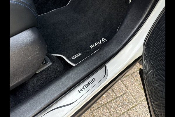 Toyota RAV4 2.5 Hybrid AWD Bi-Tone Trekhaak Leder Panorama JBL Verwarmde voorruit en stuur