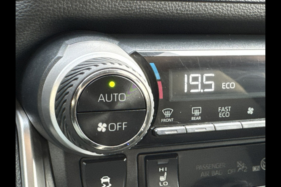 Toyota RAV4 2.5 Hybrid AWD Bi-Tone Trekhaak Leder Panorama JBL Verwarmde voorruit en stuur