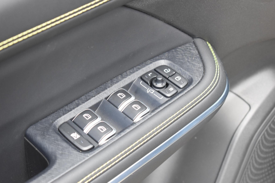 Lynk & Co 01 276PK Automaat More / Adaptive cruise control / Leren bekleding / Elektrisch verstelbare stoelen / Schuif- kanteldak / Stoel- en stuurverwarming / Parkeersensoren V+A / 360 Graden Camera / Elektrische achterklep / 20" lichtmetalen velgen