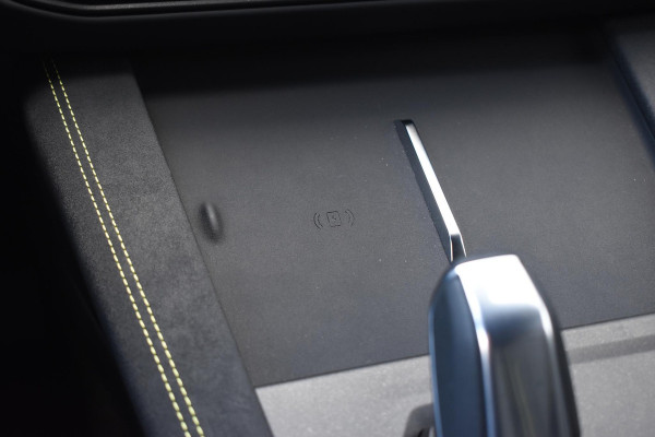 Lynk & Co 01 276PK Automaat More / Adaptive cruise control / Leren bekleding / Elektrisch verstelbare stoelen / Schuif- kanteldak / Stoel- en stuurverwarming / Parkeersensoren V+A / 360 Graden Camera / Elektrische achterklep / 20" lichtmetalen velgen