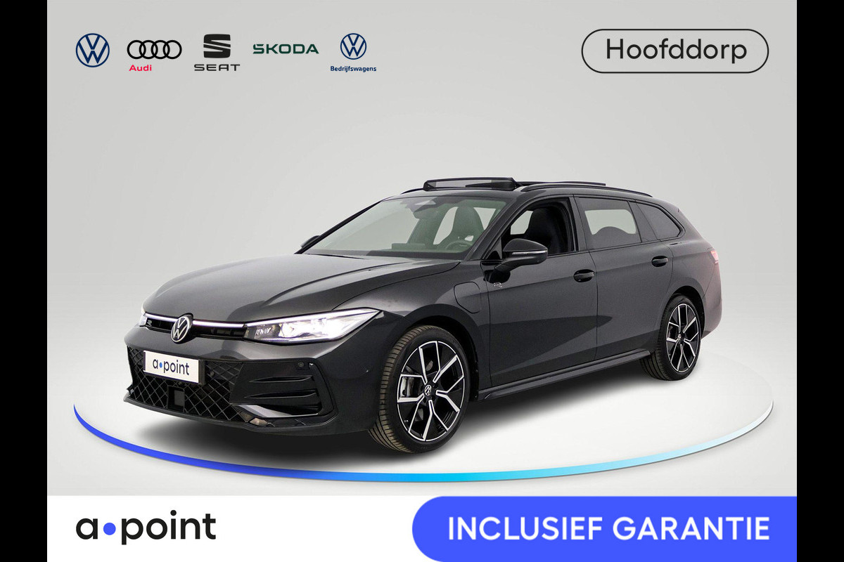 Volkswagen Passat Variant 1.5 eHybrid R-Line Edition 272 pk Automaat (DSG) | Verlengde garantie | Navigatie | Panoramadak | Trekhaak (wegklapbaar) | Lederen bekleding | Rondomzicht camera | Stoelverwarming/ventilatie |  R-Line |